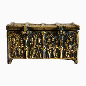 Caja brutalista de bronce con decoración medieval, años 50