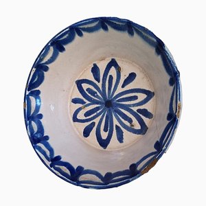Plato antiguo de cerámica esmaltada con flor central, España, siglo XIX