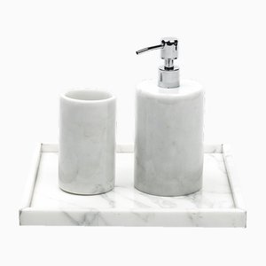 Juego de baño de mármol de Carrara blanco redondeado de Fiammettav Home Collection.