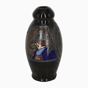 Odetta Vase mit bretonischer Figur von Paul Fouillen, 1920er