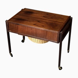 Mesa auxiliar danesa Mid-Century moderna de palisandro con cesta de mimbre, años 60