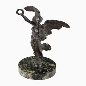Escultura alada en bronce
