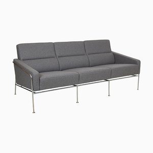 Divano a tre posti modello 3303 di Arne Jacobsen per Fritz Hansen