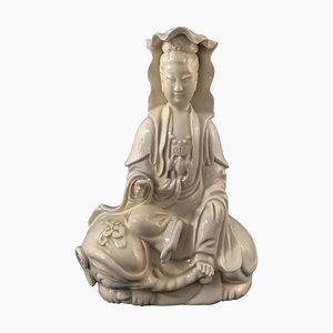 Figura Guanyin de porcelana Blanc de Chine, década de 1900