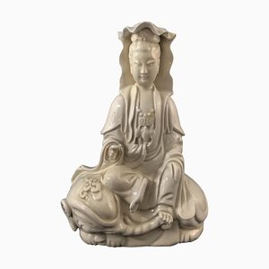 Statuetta Guanyin in porcellana Blanc de Chine, inizio XX secolo