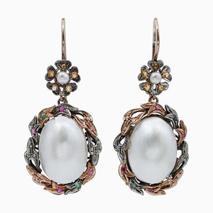 Aretes colgantes de perlas, esmeraldas, rubíes, zafiros, oro rosa y plata, años 60. Juego de 2