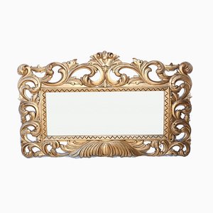 Espejo de manto rococó con marco dorado tallado