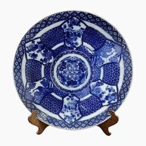 Grand Chargeur Imari Bleu et Blanc Antique de Qualité, Japon, 1900