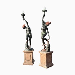 Estatuas de bronce sobre bases grandes. Juego de 2