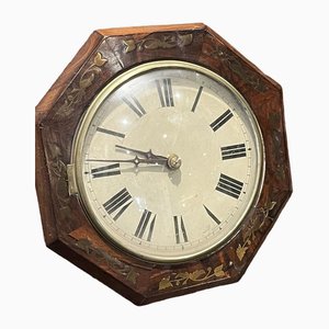 Reloj con esfera victoriana en caja de latón con incrustaciones, vidrio convexo