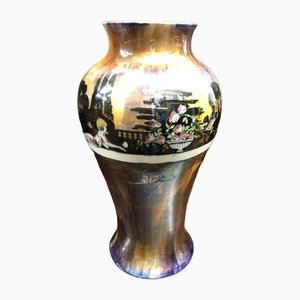 Vase en poterie Wilkinsons Royal Staffordshire Lustre dans la conception de jardin de casseroles.