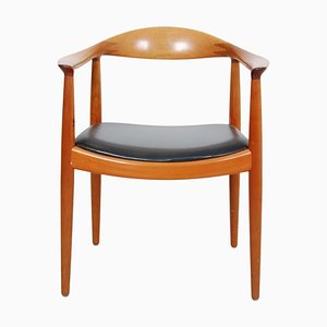 Der Stuhl aus Mahagoni und schwarzem Leder von Hans Wegner