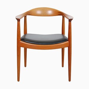 Der Stuhl aus Mahagoni und schwarzem Leder von Hans Wegner