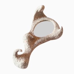 Espejo de mano de papel maché en gris natural de Miriam Castiglia