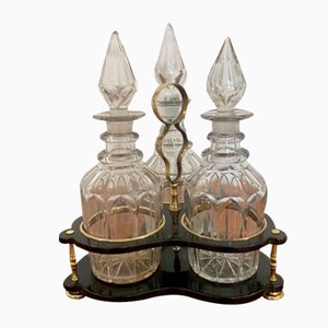 Porta decanter di qualità vittoriana con tre decanter in vetro tagliato originali, 1860, set di 4
