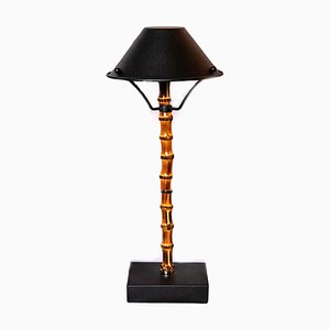 Lámpara de bambú con acabado negro y cargador de Isander Borges
