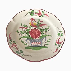 Plato rojo y verde con gallo de porcelana francesa, siglo XIX