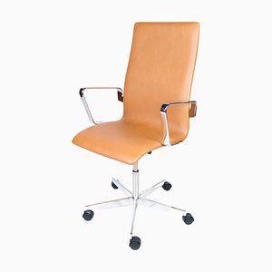 Sedia da ufficio Oxford modello 3293C in pelle color cognac attribuita ad Arne Jacobsen, anni 2010