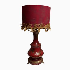Lampada da tavolo vintage in metallo dipinto di rosso con decorazioni dorate e paralume in tessuto rosso, anni '60