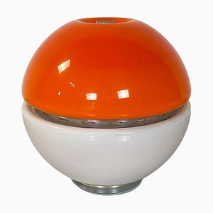 Lámpara de mesa italiana era espacial de metal, plástico naranja y vidrio opalino blanco, años 70