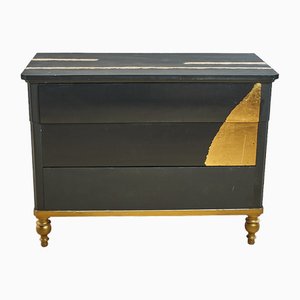 Cómoda en negro con detalles en pan de oro, década de 1800