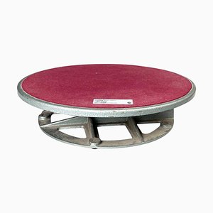 Expositor giratorio italiano moderno de metal y tela roja, años 70