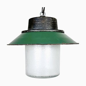 Lámpara colgante industrial de esmalte verde y hierro fundido, años 60