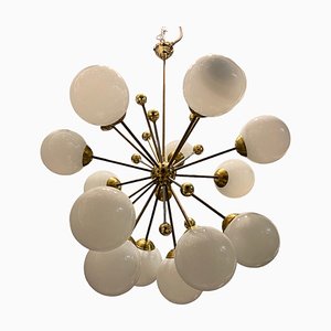 Lampadario Starburst Sputnik grande in ottone e vetro opalino a 16 luci, anni '80