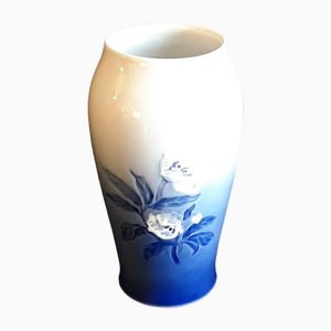 Jarrón danés vintage de porcelana con decoración floral azul de Bing & Grondal, años 60