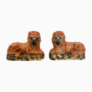 Leones de Staffordshire victorianos, década de 1880. Juego de 2