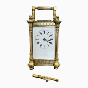 Reloj de carruaje victoriano de latón decorado, década de 1860