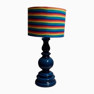 Lampada da tavolo vintage con base in ceramica blu e paralume arcobaleno, anni '70