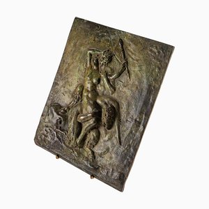 Plato de bronce con pátina en representación de faunos de Clodion