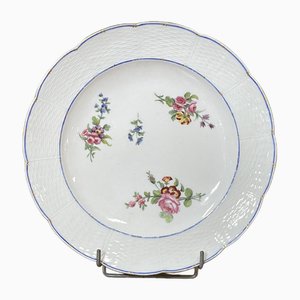 Plato de porcelana con policromía y flores del siglo XVIII de Sèvres