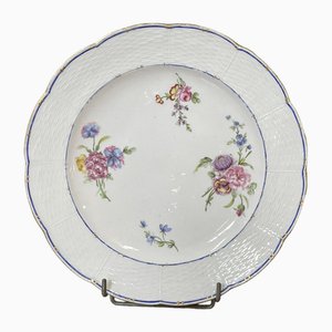 Plato de porcelana con policromía y flores del siglo XVIII de Sèvres