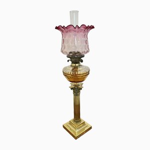 Lampada a olio antica vittoriana in ottone con paralume in vetro di mirtillo rosso, fine XIX secolo