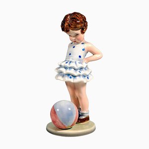 Figurine de Joujou Girl with Ball par Germaine Bouret pour Goldscheider Vienna, 1938