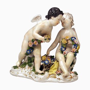 Figura de Cupidos de Querubines modelo 2372 rococó con flores de Kaendler para Meissen