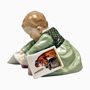 Figura infantil modernista con libro de imágenes de Konrad Hentschel para porcelana de Meissen, década de 1890