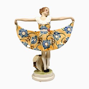 Giovane ballerina in abito floreale di Josef Lorenzl per Goldscheider Manufactory of Vienna, anni '25