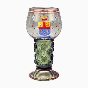 Copa de vino con escudo de armas esmaltado y vidrio verde de Lobmeyr, Viena, años 10