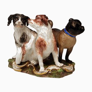 Grupo de tres perros Meissen modelo 2104 de Johann Joachim Kaendler, década de 1840