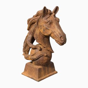 Estatua grande con cabeza de caballo de hierro fundido