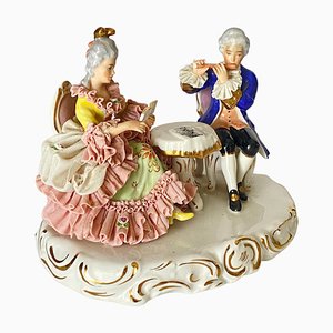 Pareja de porcelana de encaje jugando al ajedrez en azul y rosa, Dresde, alemán, años 20