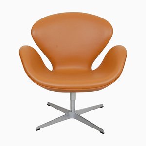 Sedia Swan in pelle anilina cognac Nevada di Arne Jacobsen per Fritz Hansen