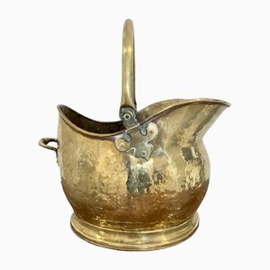 Antiker viktorianischer Messing Helm Kohlen Scuttle, 1870