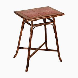 Mesa auxiliar Boho Chic de bambú curvado con tablero de cerámica en rojo oscuro, década de 1890