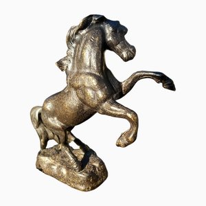 Messingskulptur eines tänzelnden Pferdes