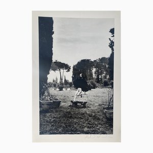 Helmut Newton, En un jardín cerca de Roma, 1977, Fotolitografía