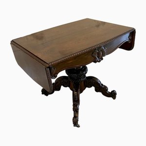 Tavolino vittoriano in palissandro intagliato, metà XIX secolo